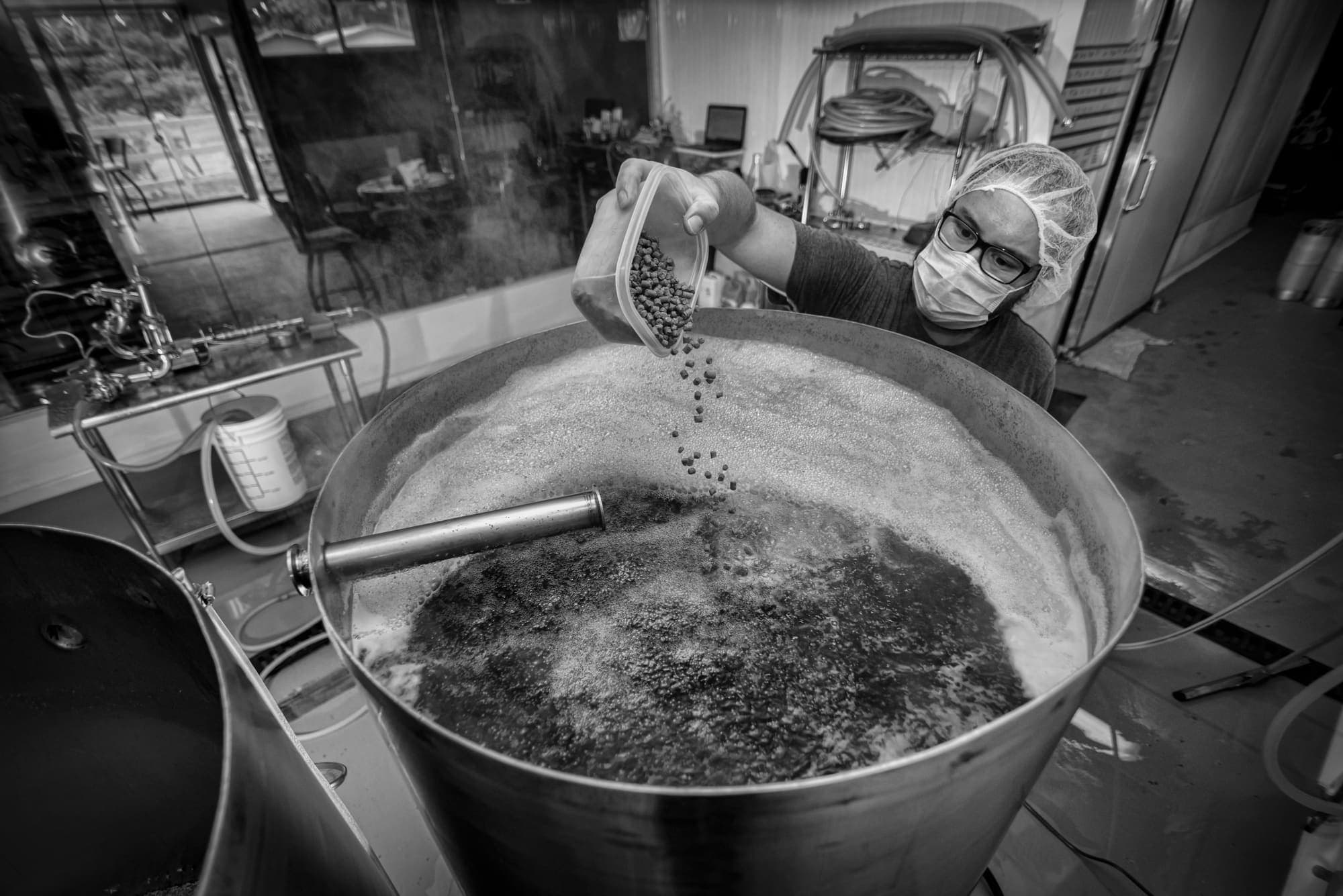 Malta cayendo dentro de la olla de cocción de Monteverde Brewing Company
