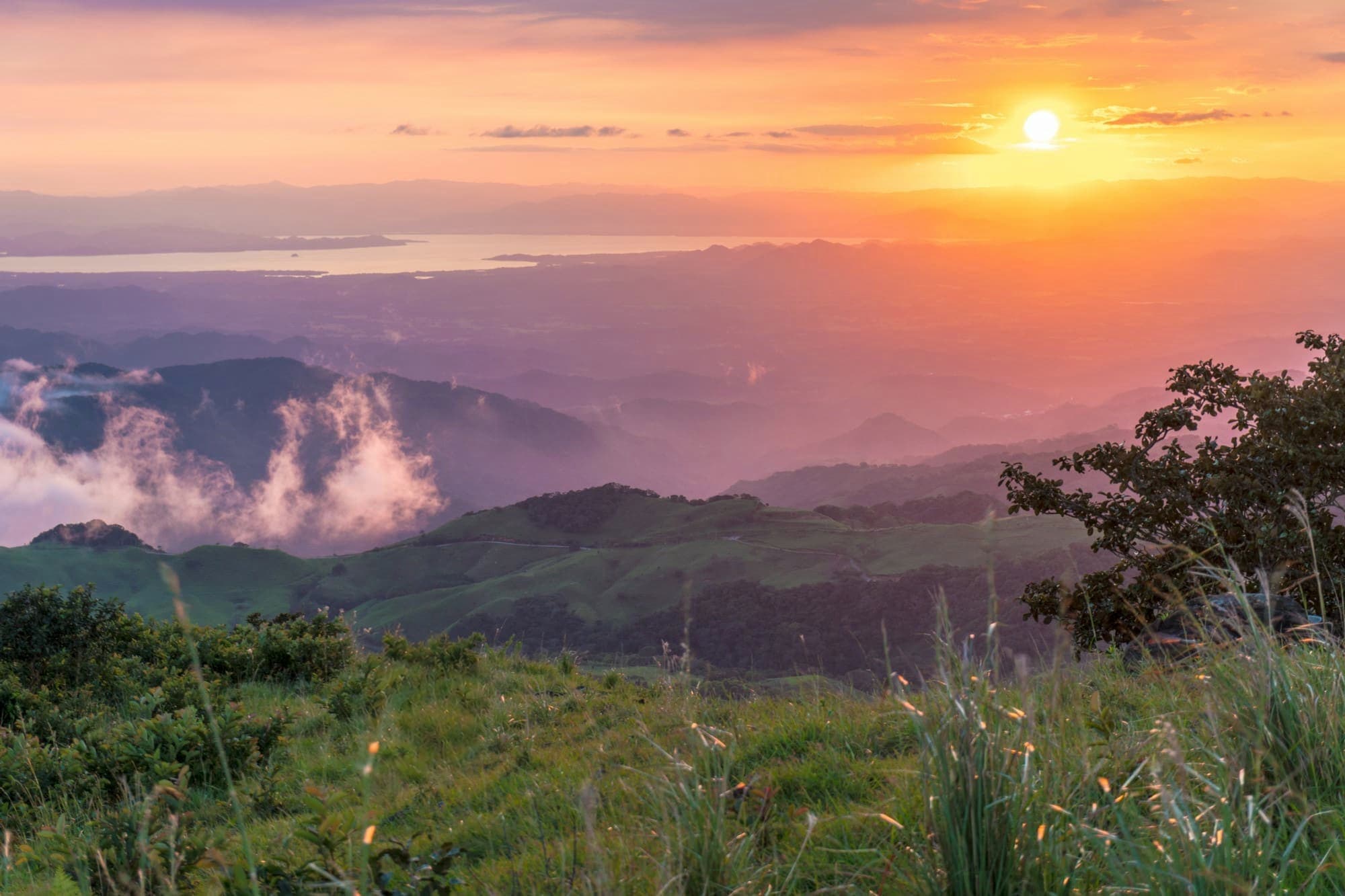 Atardecer sobre las montañas del bosque nuboso de Monteverde